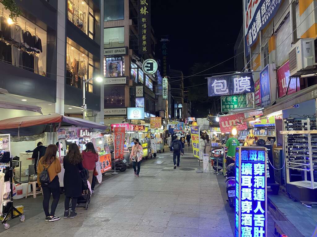 Crowds and storefronts at Xinjuejiang