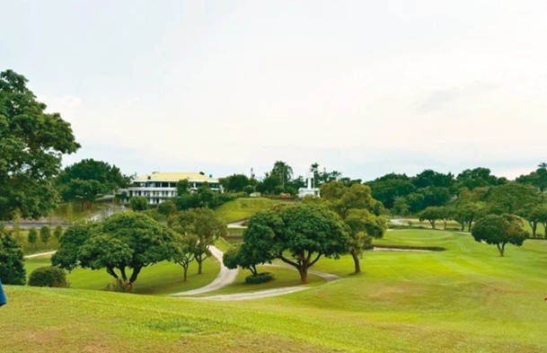 Above: After being reclaimed by the Kaohsiung City Government, the former Kaohsiung Golf and Country Club will reopen in October as “Green Natural Park.” The 70-hectare site retains its 18-hole course layout, with sweeping lawns set to become a new leisure attraction. Image via UDN.