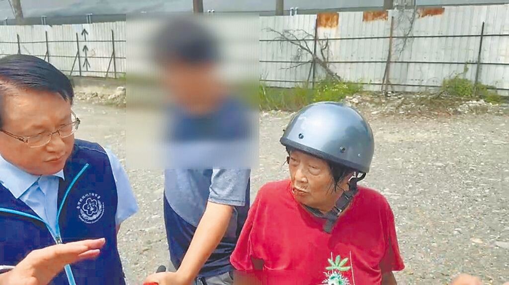 Above: A farmer in her 70s (right) confronts Chief Prosecutor Chang Chun-hui (left) of the Qiaotou District Prosecutors Office as he inspects the illegal gravel pits known as the “Grand Canyon” in Kaohsiung’s Meinong District on Sept. 16, 2025. (Photo via The China Times/Lin Ya-hui)