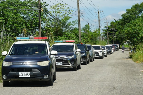 Above: Police, prosecutors, and others at the site of the gravel heist in Meinung. Image via the Kaohsiung City Govt, Sept 9, 2025.