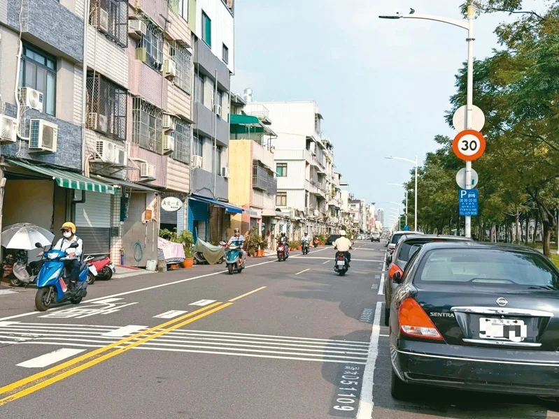 <em>A picture from UDN shows one of the narrow streets that now traverse the former above-ground railway line.</em>” width=”799″ height=”600″/><figcaption><em>A picture from UDN shows one of the narrow streets that now traverse the former above-ground railway line.</em></figcaption></figure>



<p>For other intersections not slated for signals, the city will add grid markings, visual speed-reduction lines, limit signs, and green pedestrian crossings, along with stricter police enforcement to improve safety. City councilor Huang Hsiang-shu (黃香菽) said that after the railway was relocated underground, Railway 1st and 2nd streets became alternate routes along Provincial Highway 1, connecting Sanmin (三民) and Fengshan (鳳山) districts. With few signals, many scooters pass through at high speed, often ignoring safety distances and endangering elderly residents in the area.</p>



<p>Police data shows 44 injury accidents and 29 property-damage-only collisions this year across the three streets. Speed limits are posted between 30 and 50 km/h, but reporters observed frequent violations, especially at unsignaled intersections along Jiuru 1st Road (九如一路) and Youguang Road (有光路). Residents say crossing the street to reach the greenway has become nerve-wracking. “Even just walking across the road feels dangerous,” one elderly resident said.</p>
]]></content:encoded>
					
					<wfw:commentRss>https://www.kaohsiungtimes.com/residents-call-for-traffic-lights-after-73-accidents-on-kaohsiung-s-railway-boulevard/feed/</wfw:commentRss>
			<slash:comments>0</slash:comments>
		
		
			</item>
		<item>
		<title>Kaohsiung Faces Construction Waste Concerns Amid Ongoing Dumping Scandals</title>
		<link>https://www.kaohsiungtimes.com/kaohsiung-faces-construction-waste-concerns-amid-ongoing-dumping-scandals/</link>
					<comments>https://www.kaohsiungtimes.com/kaohsiung-faces-construction-waste-concerns-amid-ongoing-dumping-scandals/#respond</comments>
		
		<dc:creator><![CDATA[]]></dc:creator>
		<pubDate>Sat, 04 Oct 2025 09:31:00 +0000</pubDate>
				<category><![CDATA[ESG]]></category>
		<category><![CDATA[Local]]></category>
		<category><![CDATA[Real Estate]]></category>
		<guid isPermaLink=